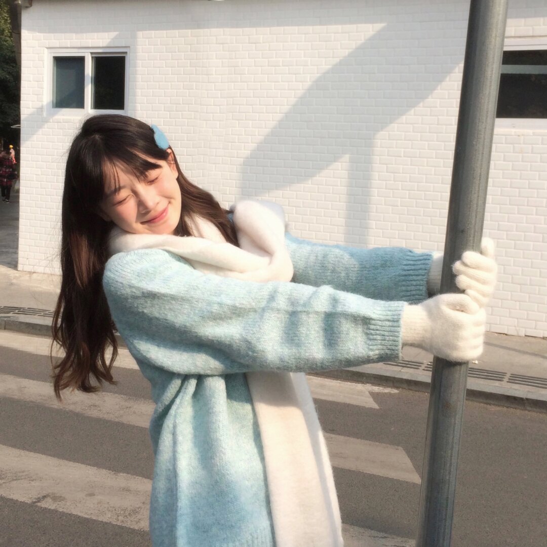 《某影帝被拍与年轻女子逛街，女方神似其前妻》配图