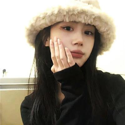 《某选秀选手被曝比赛期间偷偷谈恋爱，粉丝打投白费》配图