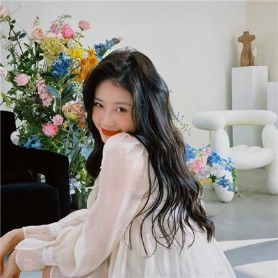 《某女网红直播中怒摔手机，因粉丝追问恋情破防》配图